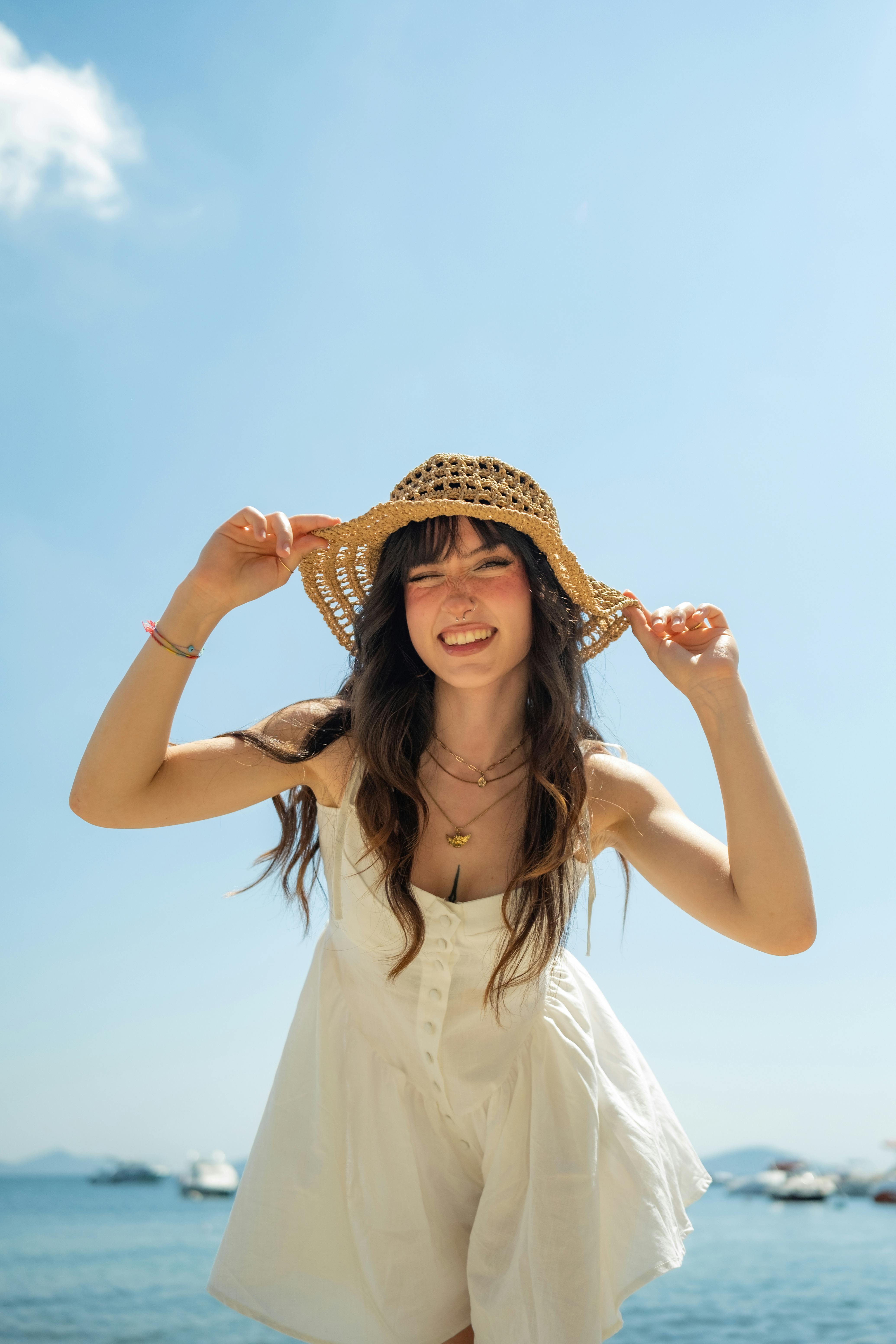 Chapeau de paille femme bord de mer été