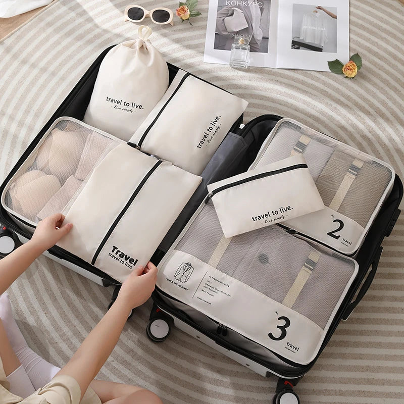 Cubes de rangement voyage posés sur une valise ouverte